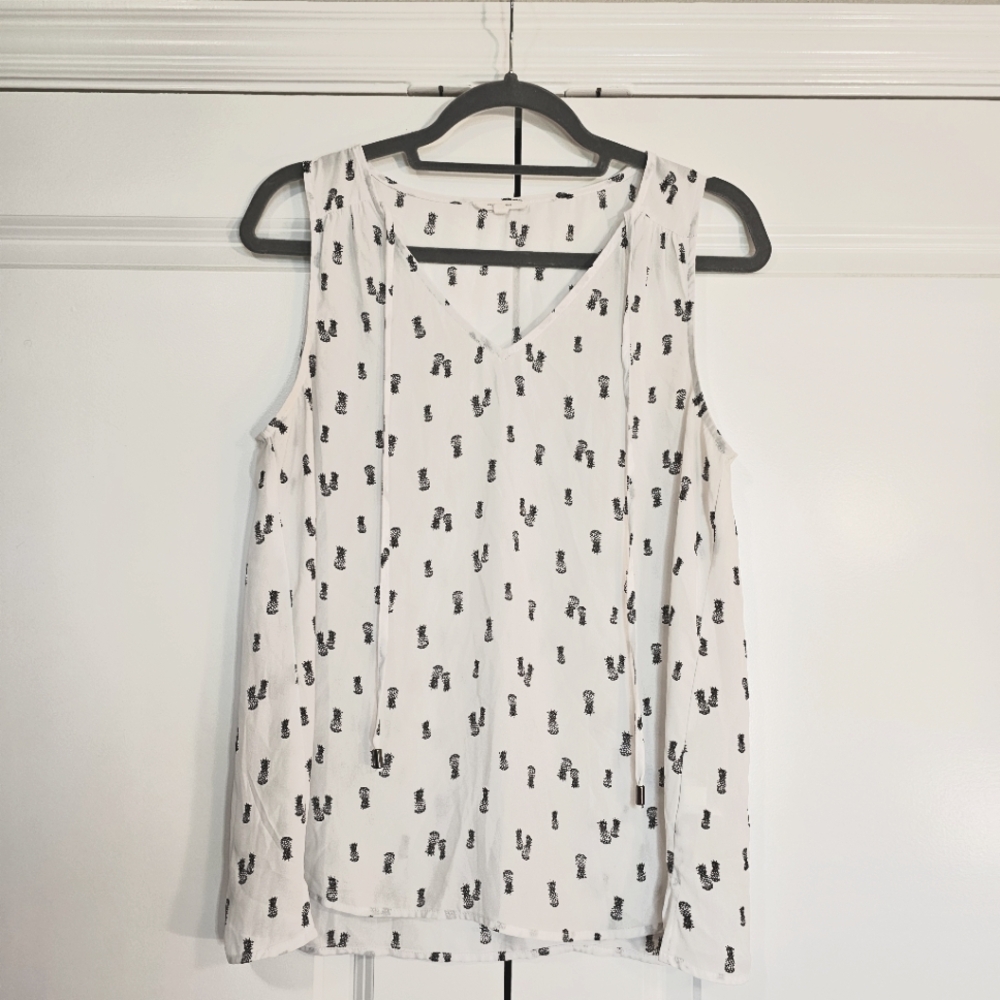 Maurices White Pineapple Sleeveless Blouse Size Medium